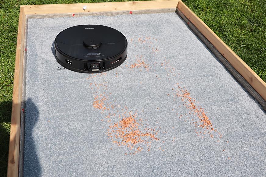 Во время теста Roborock S7 MaxV очищает ковер от чечевицы